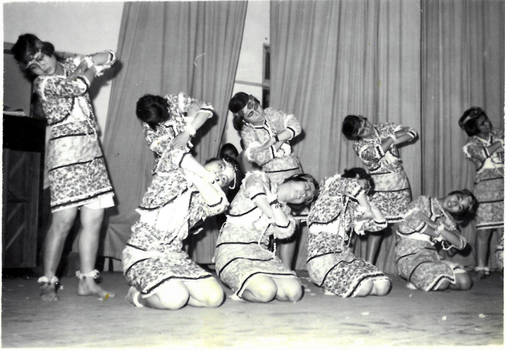 149.53年5月xx日 本校女生舞編隊參加全縣民族舞蹈比賽榮獲冠軍